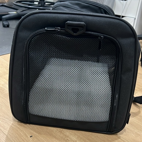 Only used once small pet carrier - Picture 2 of 2